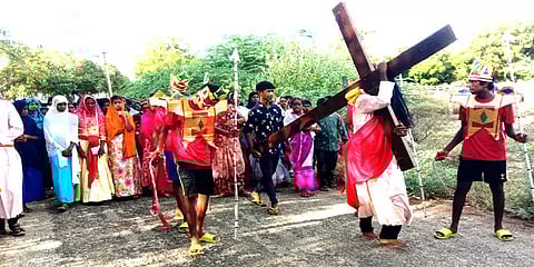 புனித வெள்ளி: ராமேஸ்வரம் மீனவ கிராமத்தில் நடைபெற்ற சிலுவைப் பாதை