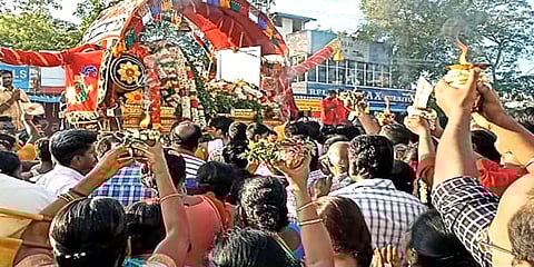 வைகை ஆற்றில் இறங்க மதுரைக்கு வந்த கள்ளழகர்: மலர் தூவி உற்சாகமாக வரவேற்ற மக்கள்