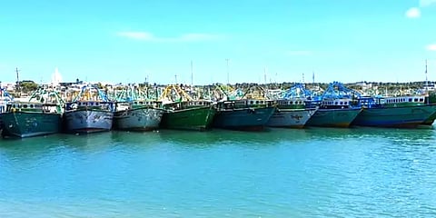 தொடங்கியது மீன்பிடி தடைக்காலம்: கடற்கரையில் அணிவகுத்து நிற்கும் விசைப்படகுகள்