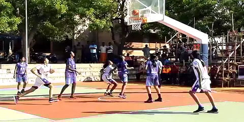 மாநில அளவிலான மகளிர் கூடைப்பந்து போட்டி: அரையிறுதிக்கு முன்னேறிய சென்னை எஸ்ஆர்எம் அணி