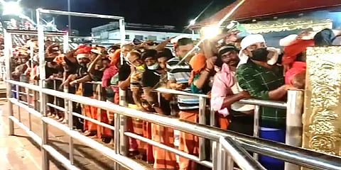 கேரளா: விஷு சிறப்பு பூஜை - சபரிமலையில் அலைமோதும் பக்தர்கள் கூட்டம்