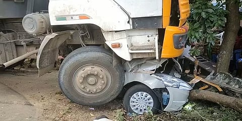 சாலையோரம் நின்ற கார்மீது ஏறி நசுக்கிய லாரி - 2 பேர் மரணம்; டிரைவர் தப்பியோட்டம்