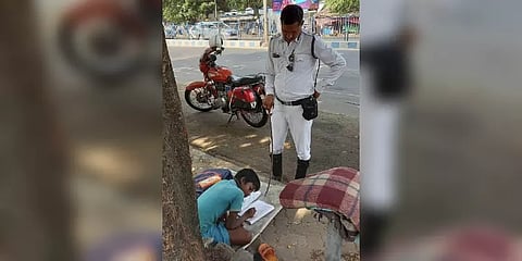 நடைபாதையில் வசிக்கும் சிறுவனுக்கு “ஆசிரியராக” மாறிய போக்குவரத்துக் காவலர்!