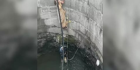 தினமும் 2 கிமீ நடந்து ஆழமான கிணற்றில் ஆபத்தான முறையில் நீர் எடுக்கும் பெண்கள்