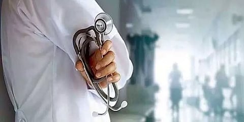 சிகிச்சையின்போது ஆத்திரம் - கத்தரிக்கோலால் மருத்துவரை தாக்கிய நோயாளி