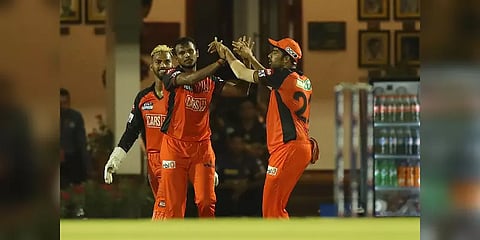 நடராஜன், உம்ரான் மாலிக் வேகத்தில் திணறிய கொல்கத்தா! சன்ரைசர்ஸ்க்கு 176 ரன்கள் இலக்கு!