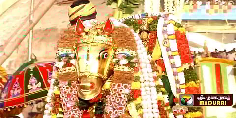 தங்ககுதிரை வாகனத்தில் வைகையாற்றில் கம்பீரமாக இறங்கிய கள்ளழகர்