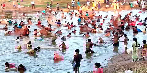 பொன்னமராவதி அருகே நடைபெற்ற பாரம்பரிய மீன்பிடித் திருவிழா