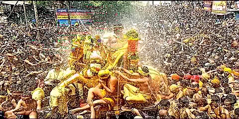 தீர்த்தவாரி வைபவம்: தண்ணீரை பீய்ச்சி அடித்து கள்ளழகரை குளிர்வித்த பக்தர்கள்