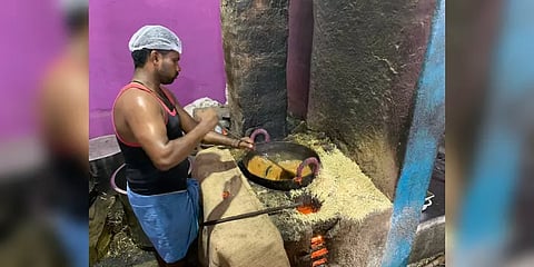 எளியோரின் வலிமைக் கதைகள் 26: ”பெரும்பாலும் நின்னுகிட்டே செய்ற வேலைதான்... இருந்தாலும்..!”