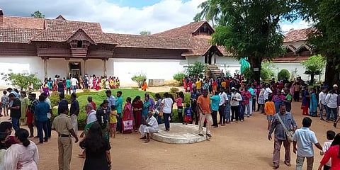 விடுமுறை கொண்டாட்டம்: கன்னியாகுமரி பத்மநாபபுரம் அரண்மனையில் குவியும் சுற்றுலாப்பயணிகள்