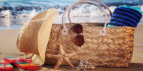 சம்மரில் வெளியே போறீங்களா? இவற்றை கொண்டுசெல்ல மறக்காதீங்க!