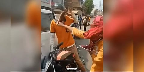 நடுரோட்டில் உணவு டெலிவரி ஊழியரை செருப்பால் அடித்த பெண்! என்ன காரணம்?