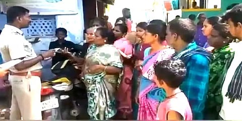 முன்விரோதம் காரணமாக வீட்டை சூறையாடிய மர்ம கும்பல் - இருவர் கைது