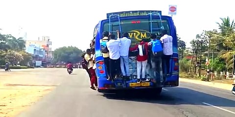 வேலூர்: ஆபத்தை உணராமல் படியில் தொங்கியபடி பயணம் செய்யும் கல்லூரி மாணவர்கள்