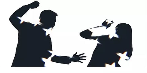 நடத்தையில் சந்தேகம்: மனைவிக்கு கட்டாய திருமணம் செய்த கணவன் - கைதான காட்டுமிராண்டி கும்பல்