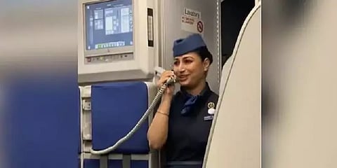 கடைசிநாளில் பயணிகளிடம் கண்கலங்கிய விமான பணிப்பெண் - வைரலாகும் வீடியோ