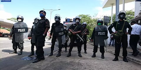 இலங்கையில் முதன்முறையாக போராட்டக்காரர்கள் மீது போலீஸ் துப்பாக்கிச் சூடு - ஒருவர் பலி