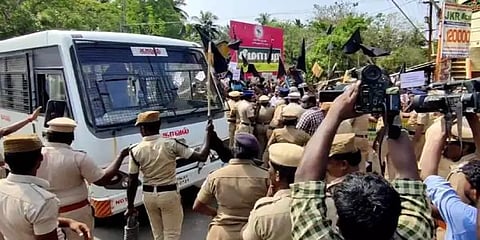 ஆளுநரின் கான்வாயை நோக்கி கொடிக் கம்புகள் வீச்சு - டிஜிபிக்கு புகார் கடிதம்