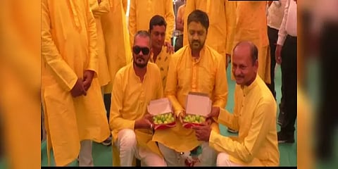 குஜராத்தில் மணமகனுக்கு வினோதமான திருமணப் பரிசை அளித்த நண்பர்கள்