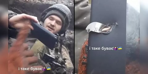 துப்பாக்கி குண்டை துளைக்க விடாமல் தடுத்த செல்போன்.. உக்ரைன் ராணுவ வீரர் வெளியிட்ட வீடியோ