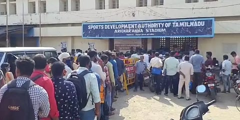 கால்நடை பராமரிப்பு பணி: சைக்கிள் ஓட்டியும், மாடு மேய்க்க கயிறுஅவிழ்த்தும் நேர்முகத்தேர்வு