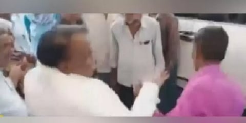 'ரோடு சரியில்லை' என கூறிய இளைஞர் - 'பளார்' என அறைவிட்ட காங்கிரஸ் எம்எல்ஏ