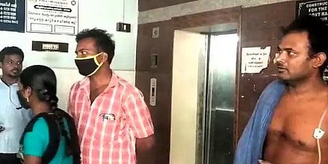 மதுரை ராஜாஜி மருத்துவமனையில் பழுதான லிப்ட்- 20 நிமிட போராட்டத்திற்கு பின் நோயாளிகள் மீட்பு