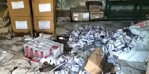 அரசு மருத்துவமனை மருந்து குடோனில் புகுந்த மழைநீர்- வீணான மருந்துகளால் பொதுமக்கள் அதிர்ச்சி