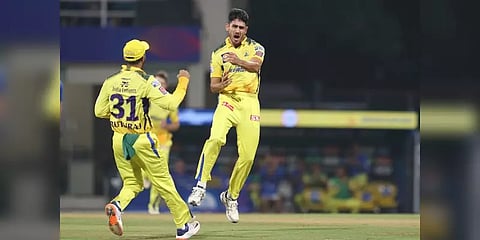 டாப் ஆர்டரை தட்டித் தூக்கி மும்பை அணியை மிரளவைத்த சிஎஸ்கேவின் முகேஷ் சவுத்ரி!