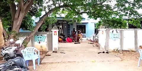 சிறுமி இறப்பில் சந்தேகம் - காவல் நிலையத்தை முற்றுகையிட்ட தாய்