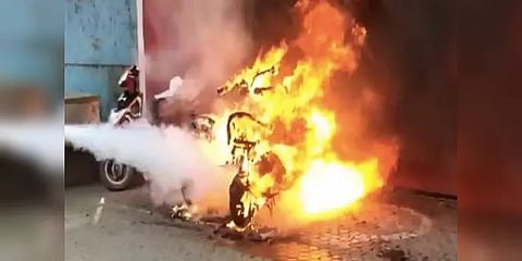 மீண்டும் வெடித்த 'எலக்ட்ரிக் ஸ்கூட்டர் பேட்டரி' - 80 வயது முதியவர் பலி!