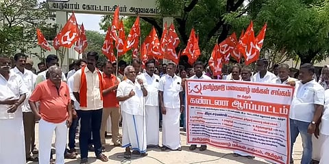`இலவச மின் இணைப்புக்கு ரூ.20,000 வரை லஞ்சம் கேட்கிறார்’ - ஆர்ப்பாட்டத்தில் மலைவாழ் மக்கள்