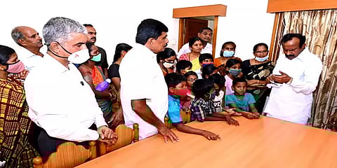 கழிவறையை மாணவர்கள் சுத்தம் செய்ததாக எழுந்த புகார்: இரு ஆசிரியைகள் சஸ்பெண்ட்