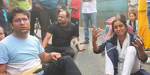 பள்ளிப்பேருந்தின் ஜன்னல் வழியே தலையை நீட்டிய சிறுவன் பலி - உ.பியில் வெடித்த போராட்டம்