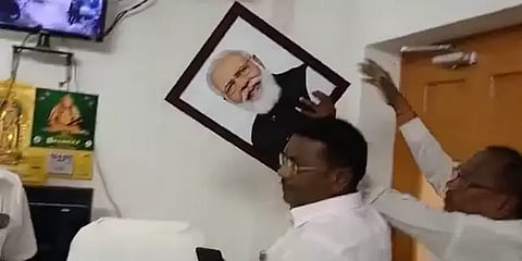 ``அனுமதியின்றி எப்படி வைக்கலாம்?” - கோவையில் திமுகவினர் எதிர்ப்பால் நீக்கப்பட்ட மோடி படம்