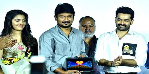 சார் இந்திக்கு போறீங்களா? பாடலாசிரியர் விவேகாவிடம் கேள்வியெழுப்பிய உதயநிதி