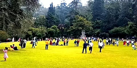 ஊட்டியில் நிலவும் குளு குளு காலநிலை: விடுமுறையை கொண்டாட குவியும் சுற்றுலா பயணிகள்