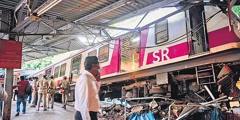 சென்னை: கட்டுப்பாட்டை இழந்து நடைமேடை மீது ஏறிய ரயில்- 9 மணிநேர போராட்டத்திற்கு பின் மீட்பு