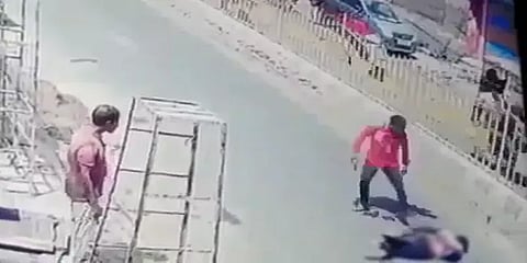 உ.பி.யில் பட்டப்பகலில் இளைஞரை குத்திக்கொன்ற கும்பல் - சிசிடிவி காட்சி வைரல்