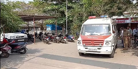 அம்பத்தூர்: பட்டப்பகலில் இளைஞர் வெட்டிப் படுகொலை - சிறுவன் உட்பட 10 பேர் கைது