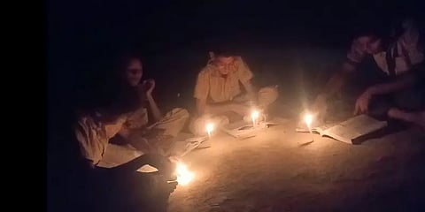 திருத்தணி: 5 மணி நேர மின்வெட்டு.. மெழுகுவர்த்தி ஏற்றி தேர்வுக்கு தயாராகும் மாணவர்கள்!