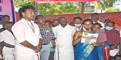 அமைச்சர் அன்பில் மகேஷ்க்கு பூங்கொத்து கொடுத்த அதிமுக நிர்வாகி கட்சியிலிருந்து நீக்கம்