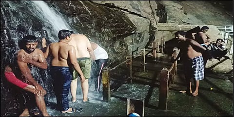 குற்றால அருவிகளில் இனி இரவும் குளிக்கலாம் - சுற்றுலாப் பயணிகள் மகிழ்ச்சி