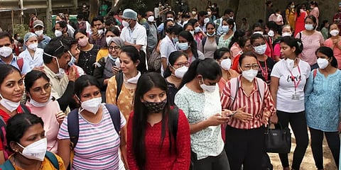 டெல்லி: தொடர்கிறது எய்ம்ஸ் மருத்துவமனை செவிலியர்கள் போராட்டம்.. நோயாளிகள் அவதி