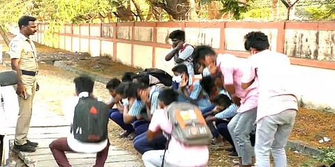 ஆவடி: பேருந்து படியில் பயணம் செய்த மாணவர்கள்; நூதன தண்டணை வழங்கிய போலீசார்