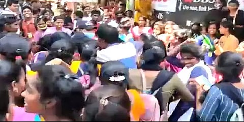 சென்னை: சாலையில் சண்டையிட்ட கல்லூரி மாணவிகள் - எச்சரித்து அனுப்பிய போலீசார்