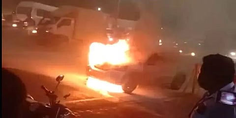 சென்னை: சாலையில் சென்ற கார் திடீரென தீப்பிடித்து எரிந்ததால் பரபரப்பு
