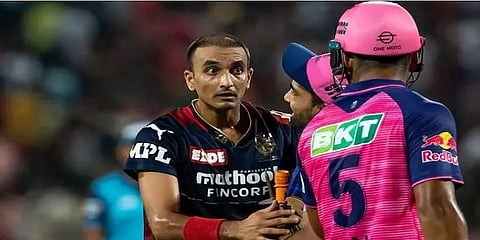 மைதானத்தில் மோதலில் ஈடுபட்ட ஹர்ஷல் பட்டேல்- ரியான் பராக்; என்ன காரணம்? - வைரலாகும் வீடியோ