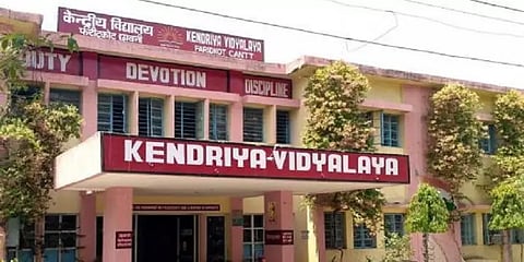 கொரோனாவால் பெற்றோரை இழந்த குழந்தைகளுக்கு கேந்திரிய வித்யாலயா பள்ளியில் இடம்